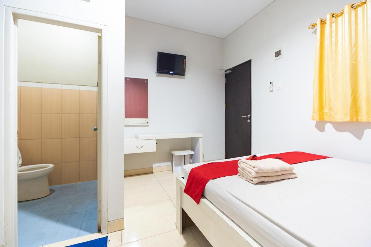 Reddoorz Plus @ Jalan Pumorow Manado Exterior photo